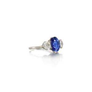 Ring met kussenvorming saffier en oud geslepen diamanten