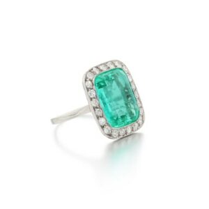 Ring in kussenslepen smaragd met diamanten entourage - Platina, Frans keurmerk