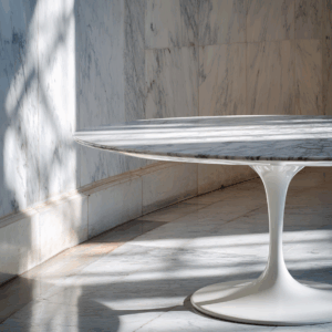 Table Tulip Eero Saarinen 1956 Knoll International, plateau marbre Carrare rond, piédestal aluminium blanc sculpturel, design américain moderne.