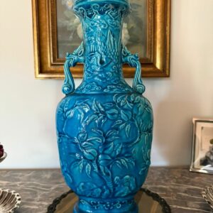 Grote turquoise vaas met reliëfdecor: glans en decoratieve kracht