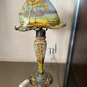 Art Nouveau-lamp met landschapsdecor: poëzie van glas en licht