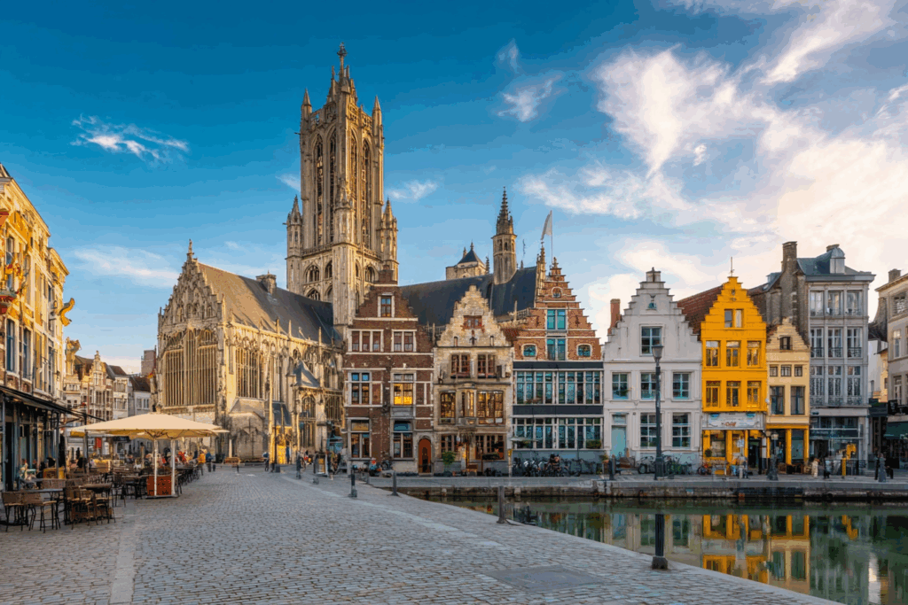 Online waardebepaling van uw antiek met precisie en vakmanschap. Ons platform biedt professionele taxaties van Aziatische kunst, antieke meubels, schilderijen, zilverwerk en meer in Mechelen en omstreken.